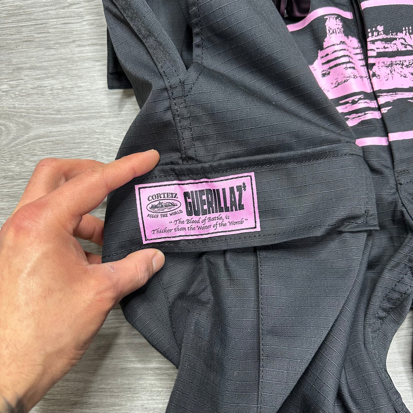 Corteiz Guerillaz Cargo Pant Black/Pink
