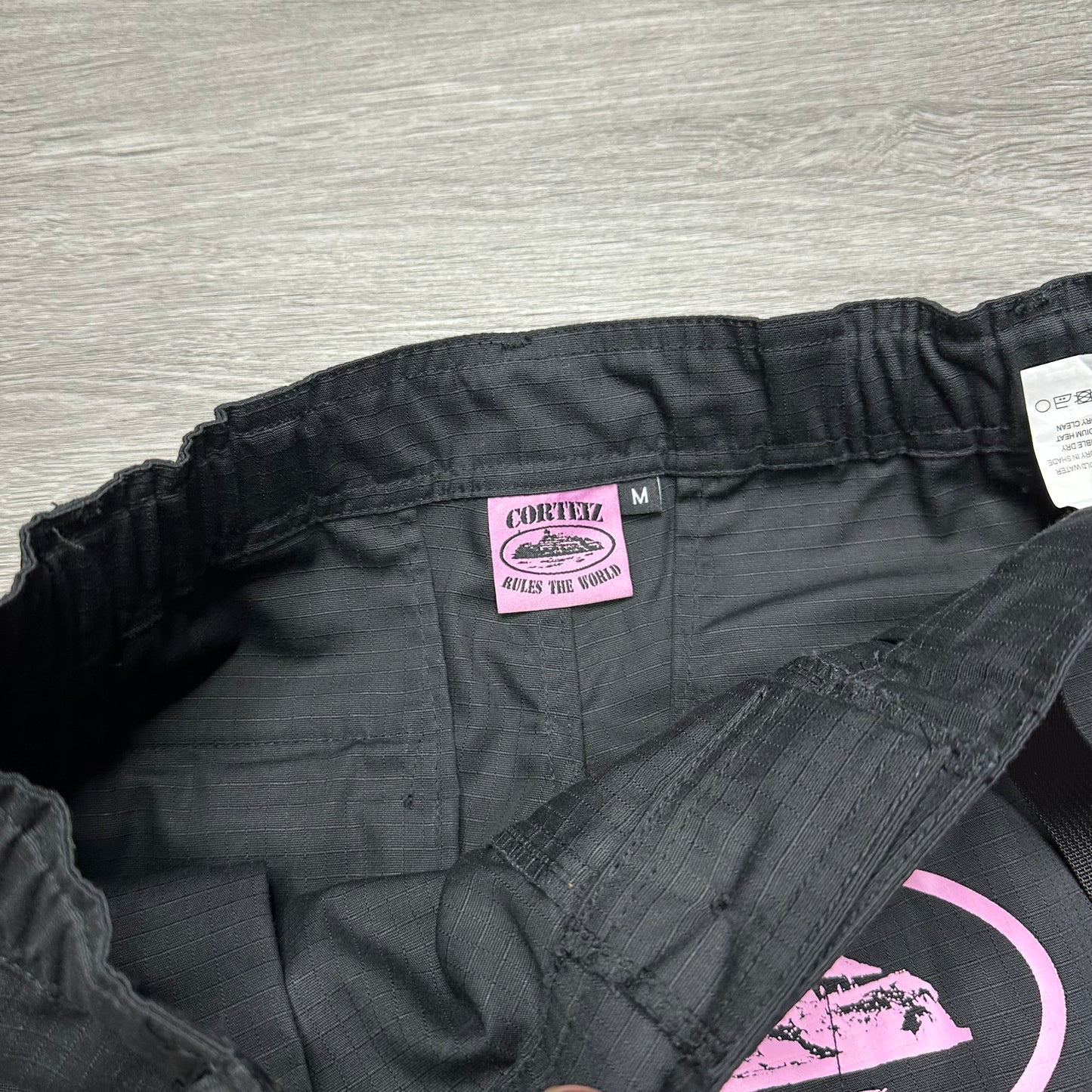 Corteiz Guerillaz Cargo Pant Black/Pink