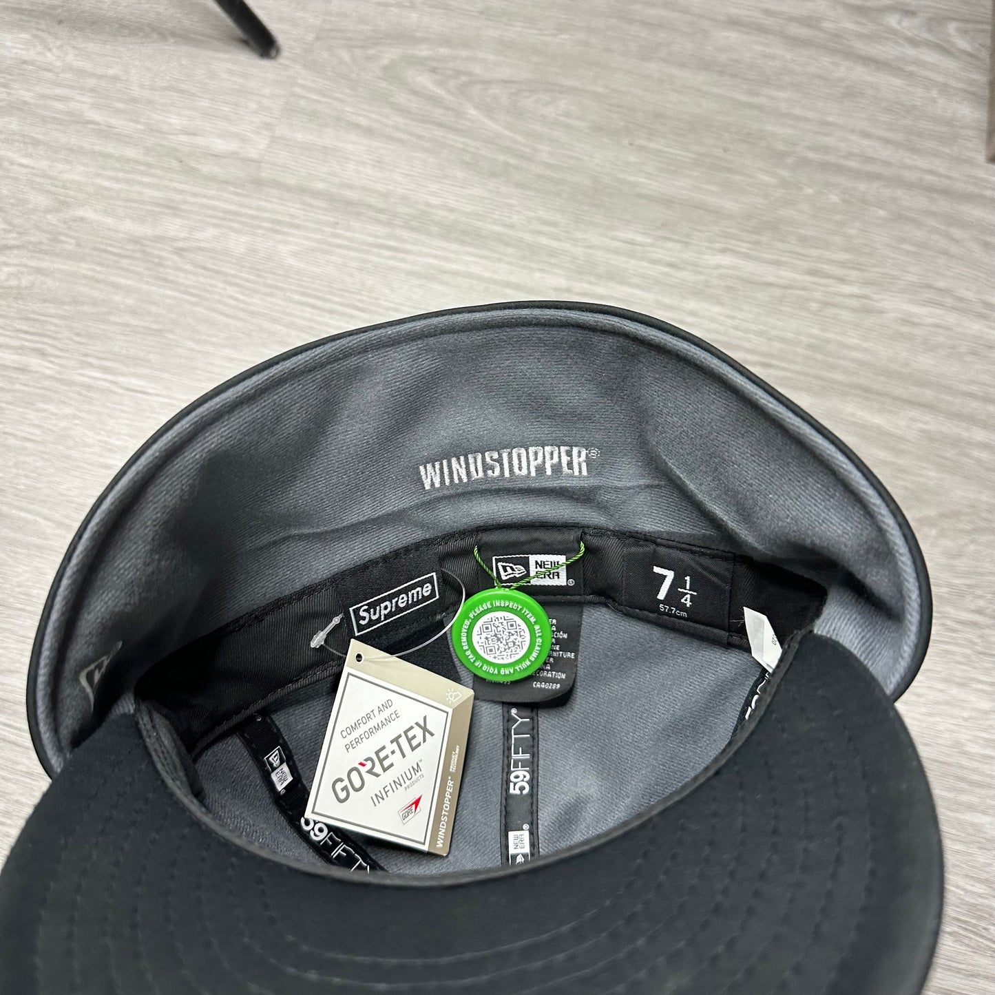 Supreme WINDSTOPPER Earflap Box Logo New Era