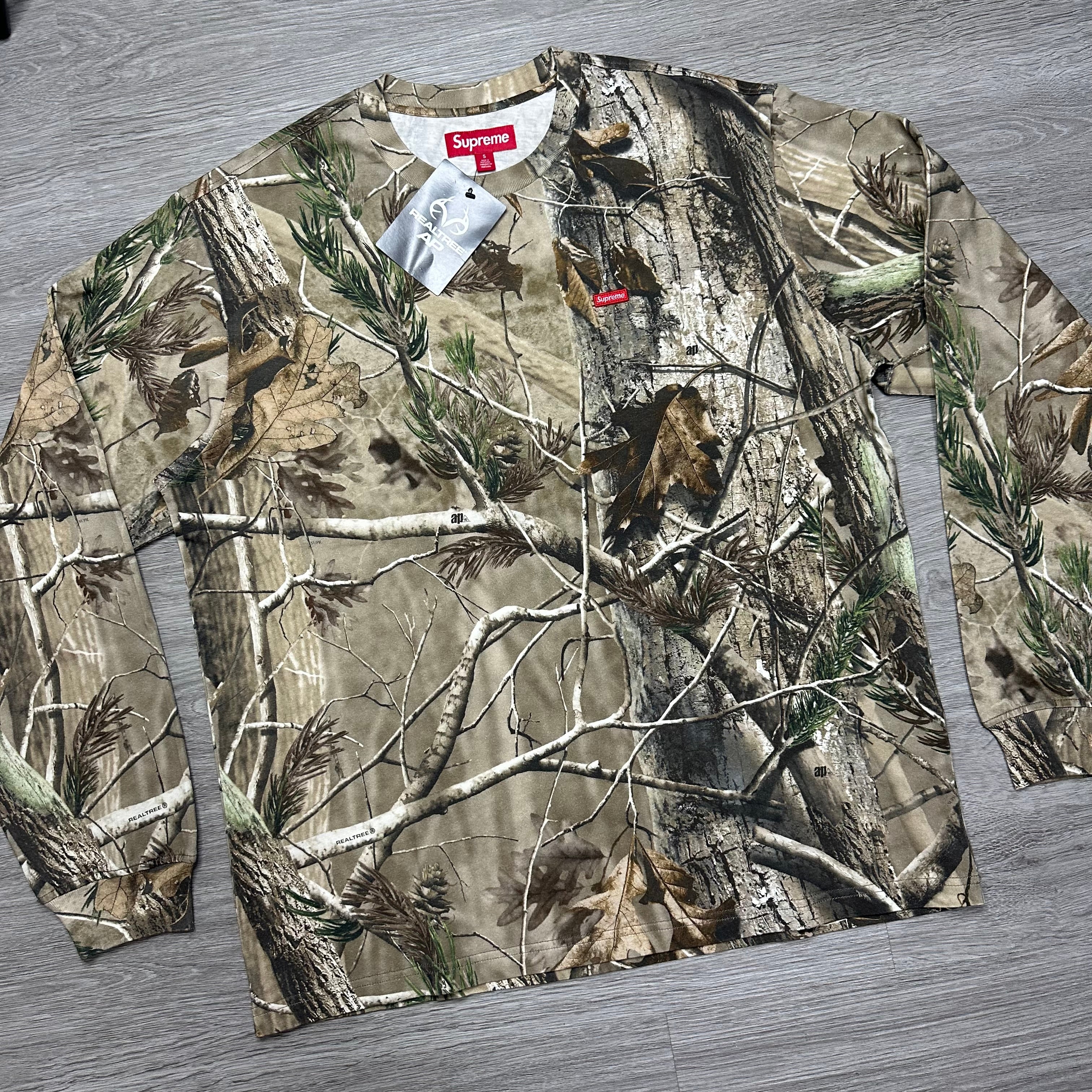 トップス Supreme Small Box L/S Tee Realtree Camo Supreme Small Box L/S Tee (FW25) Realtree AP Camo – Roosters