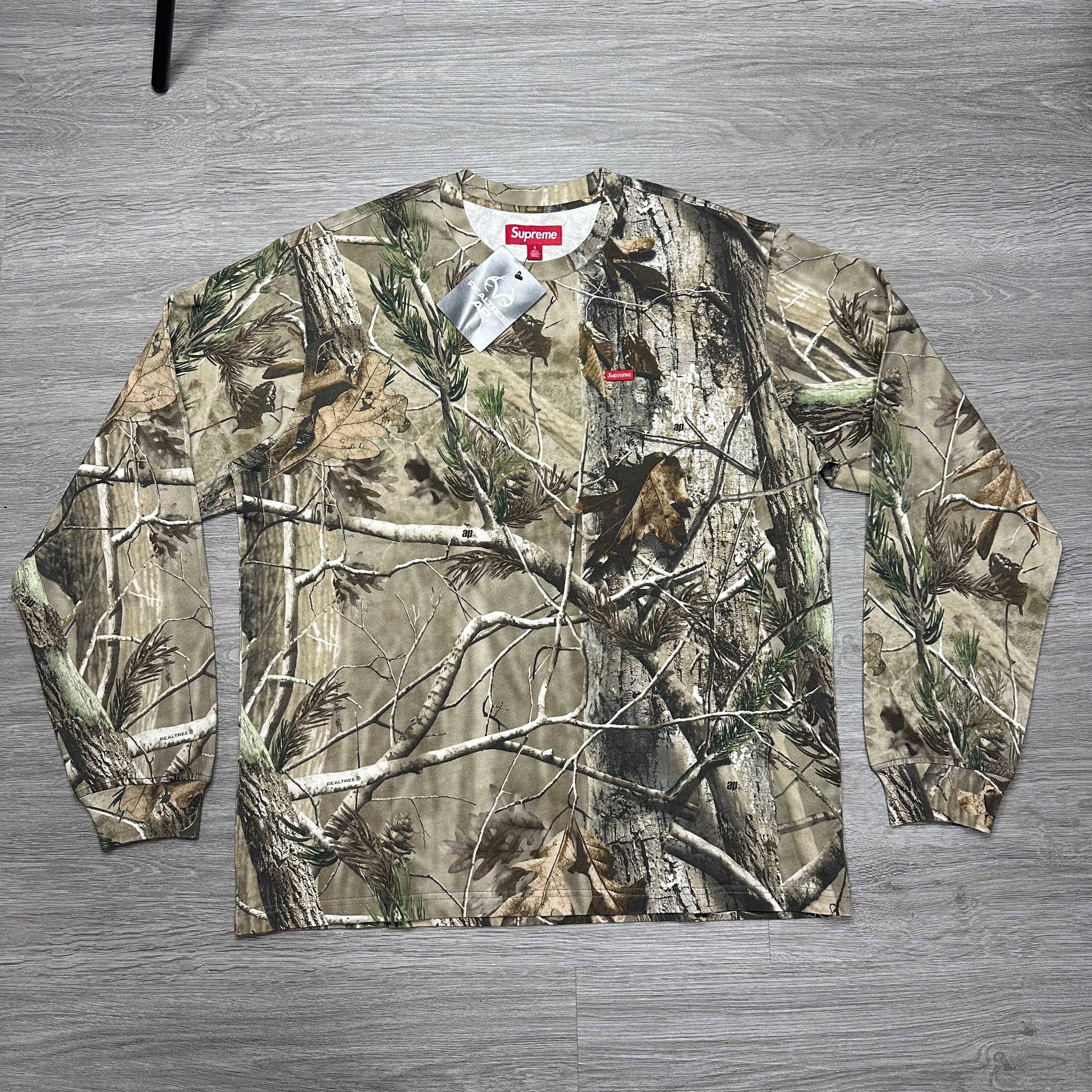 トップス Small Box L/S Tee Realtree AP Camo Supreme Small Box L/S Tee (FW25) Realtree AP Camo – Roosters