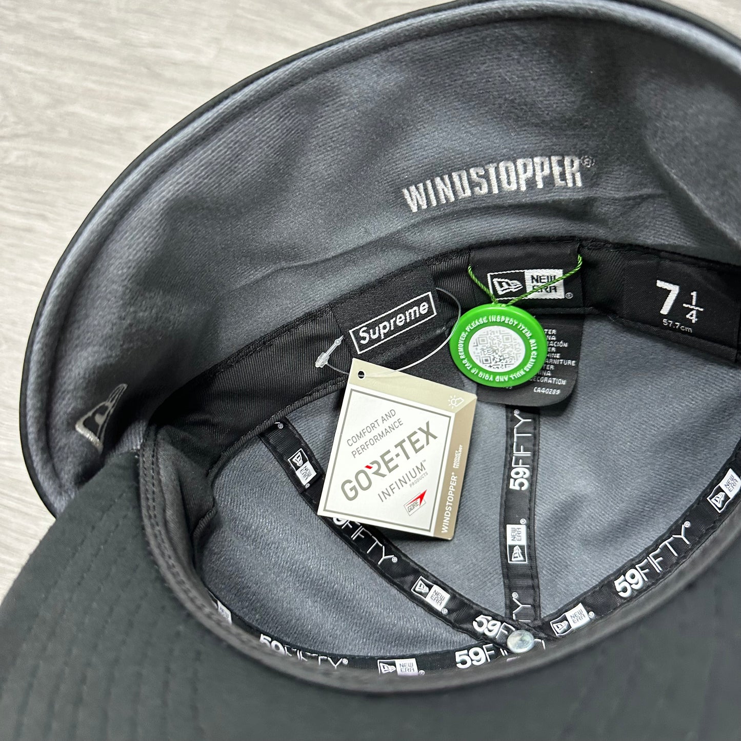 Supreme WINDSTOPPER Earflap Box Logo New Era