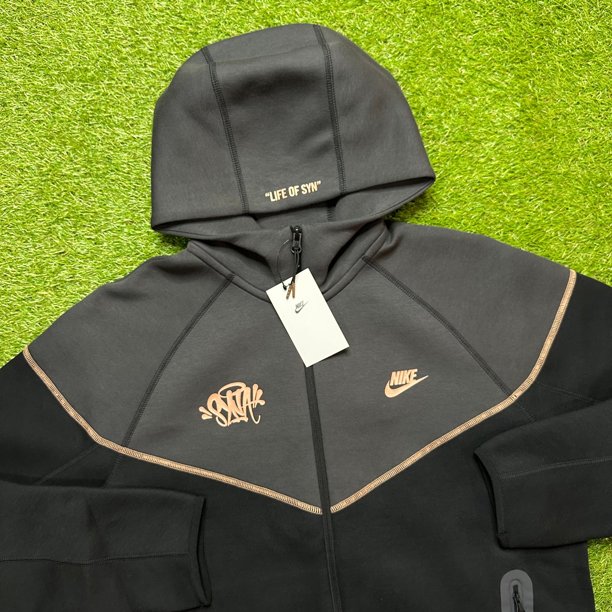 Nike Syna Tech Fleece Central Cee Black Gold – Roosters